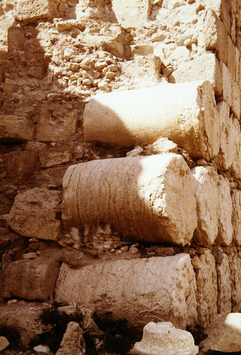 Vorschaubild Palmyra, Baaltempel, Mauer aus Araberzeit mit antiken Säulentrommeln